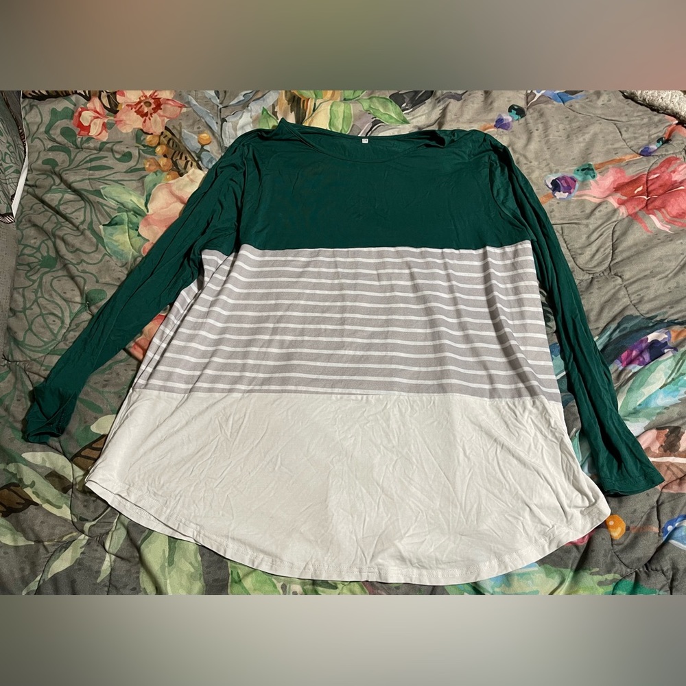 NEW 1XL Women’s Long Sleeve Top